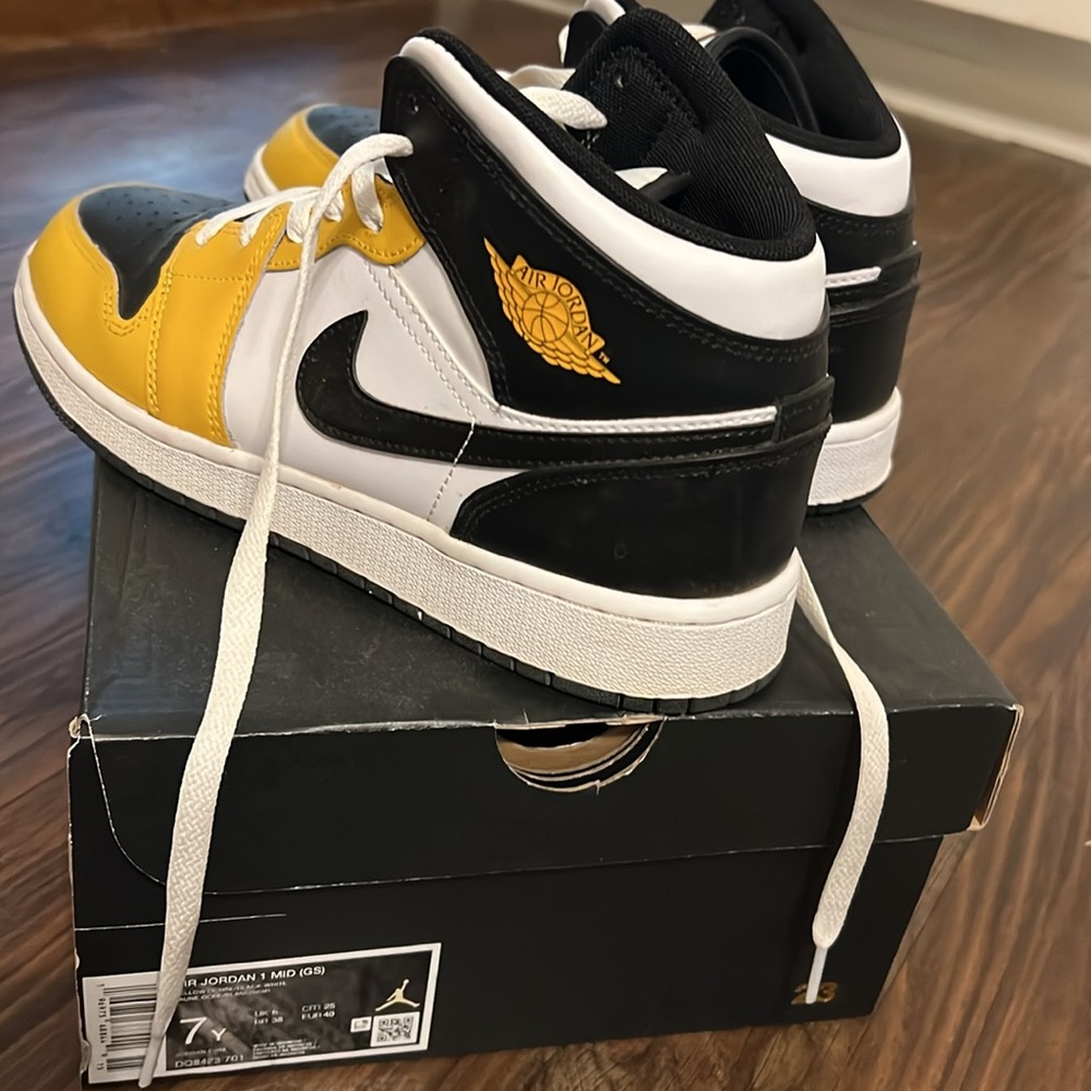 Air Jordan 1 Mid (GS) yellow ochre/black white size 7 Y